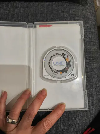 PSP Slim & Lite Negra + Cargador + Caja + 4 Juegos