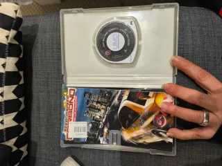 PSP Slim & Lite Negra + Cargador + Caja + 4 Juegos