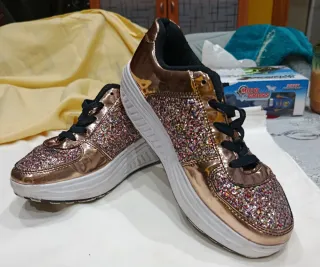 Zapatillas deportivas fantasía doradas