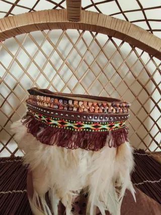 Cubrebotas con plumas y adornos