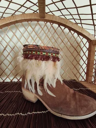 Cubrebotas con plumas y adornos