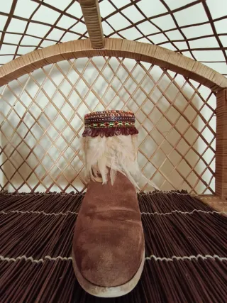 Cubrebotas con plumas y adornos