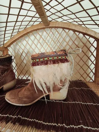 Cubrebotas con plumas y adornos