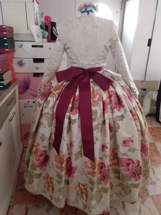 Traje de Fallera con manteletas y mantilla