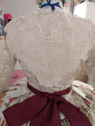 Traje de Fallera con manteletas y mantilla