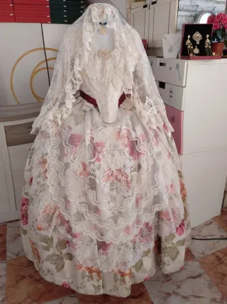 Traje de Fallera con manteletas y mantilla