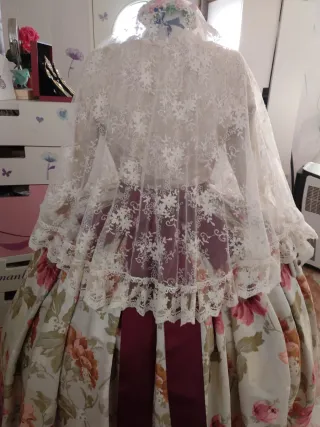 Traje de Fallera con manteletas y mantilla