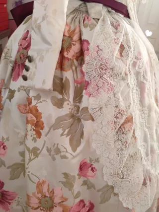Traje de Fallera con manteletas y mantilla