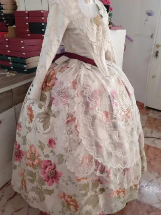 Traje de Fallera con manteletas y mantilla