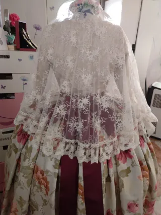 Traje de Fallera con manteletas y mantilla