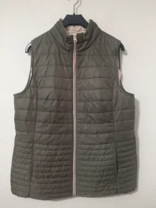 Chaleco acolchado reversible verde y beige