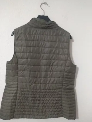 Chaleco acolchado reversible verde y beige