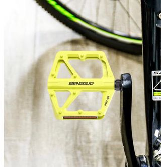 Pedais BTT Amarelos com Refletor BG-4210