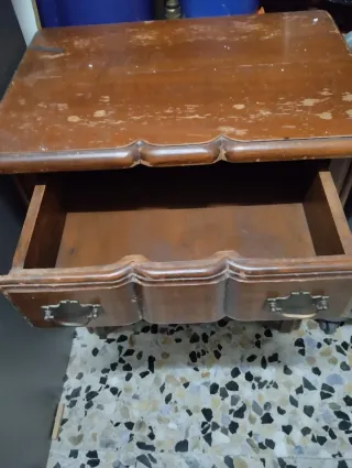 Mesita de noche antigua de madera