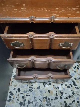 Mesita de noche antigua de madera