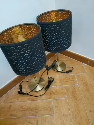 2 Lámparas de Mesa Doradas y Negras