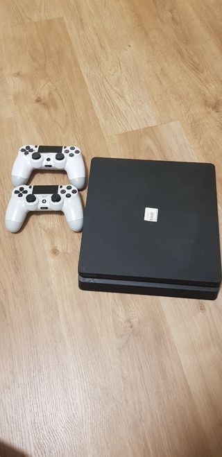 PS4 con garantia hasta junio 26 con 2 mandos