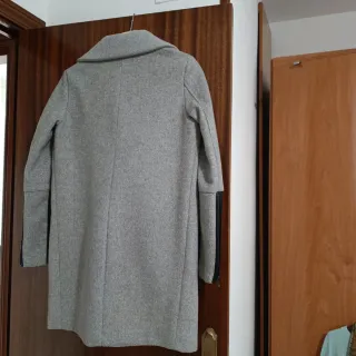 Elegante abrigo Bershka gris y negro