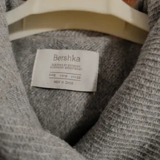 Elegante abrigo Bershka gris y negro