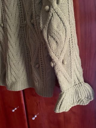 Jersey de punto verde con diseño