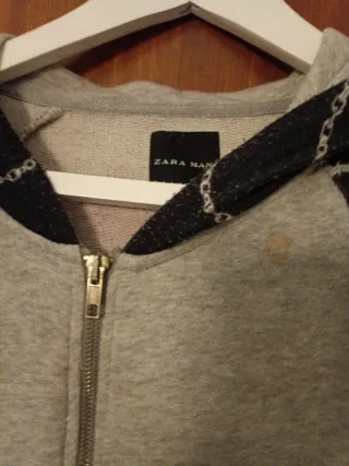 Chaqueta deportiva gris y multicolor