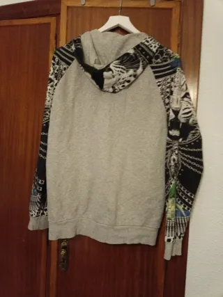 Chaqueta deportiva gris y multicolor