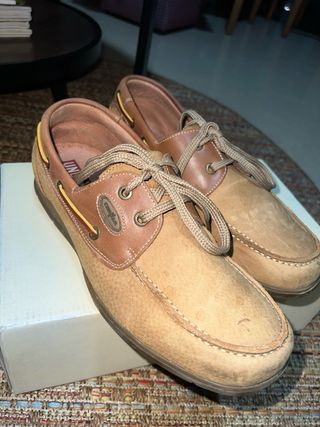 Zapatos náuticos Carfino beige y marrón