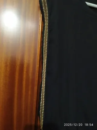 Vestido de fiesta negro con detalles dorados