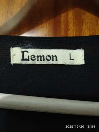 Vestido de fiesta negro con detalles dorados