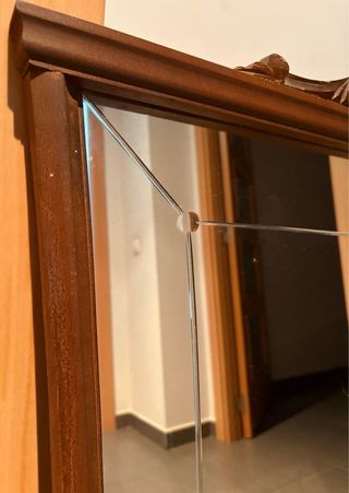 Espejo de madera con detalles