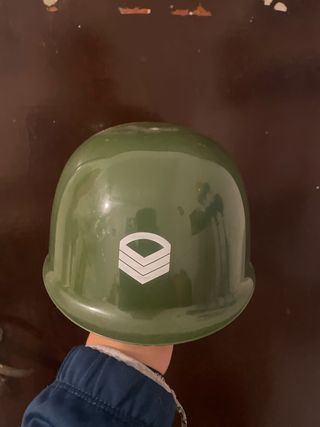 Casco militar de juguete verde