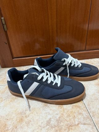 Zapatillas deportivas azul y blanco