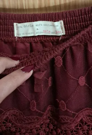 Falda granate con volantes y encaje