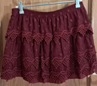 Falda granate con volantes y encaje