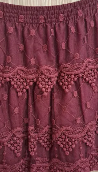 Falda granate con volantes y encaje