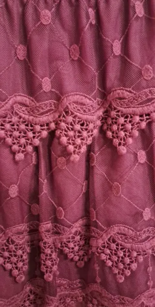 Falda granate con volantes y encaje