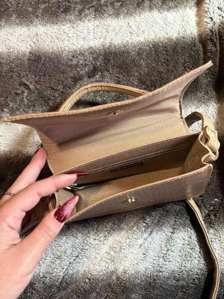 Bolso de fiesta beige con cadena dorada