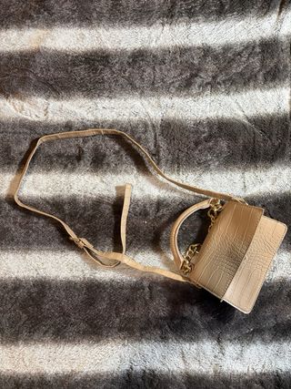 Bolso de fiesta beige con cadena dorada