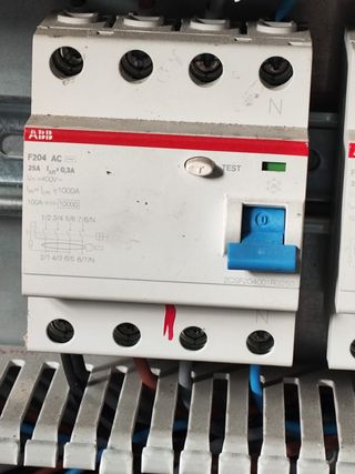 Material Eléctrico Industrial, varias cosas.