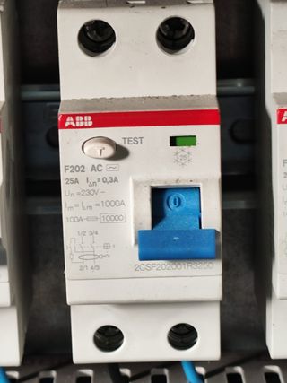 Material Eléctrico Industrial, varias cosas.