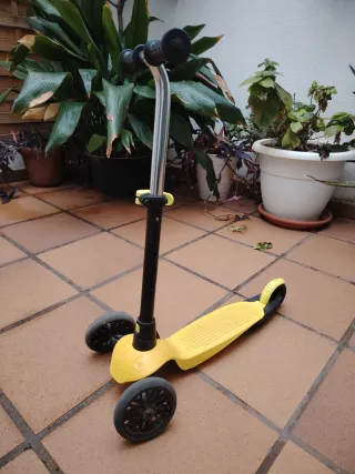 Monopatín 3 ruedas amarillo