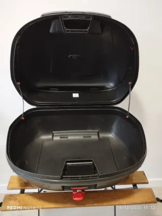 Baúl Yamaha 46L Negro con Rojo