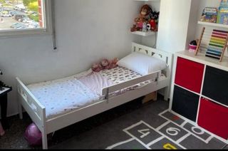 Cama infantil blanca con barrera