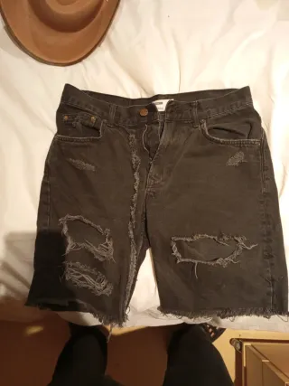 Pantalones cortos negros rotos