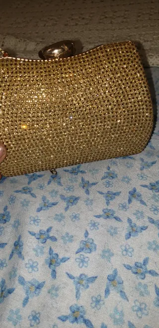 Bolso de fiesta dorado con cadena
