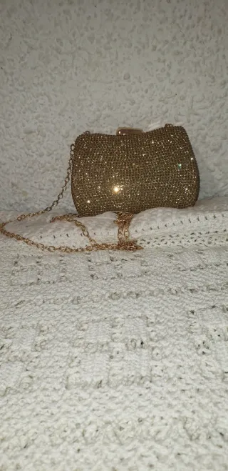 Bolso de fiesta dorado con cadena