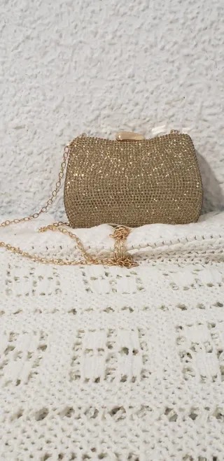 Bolso de fiesta dorado con cadena