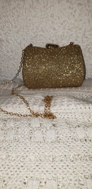 Bolso de fiesta dorado con cadena