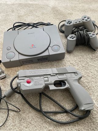 PlayStation 1 (PS1) con pistola Namco e due controller