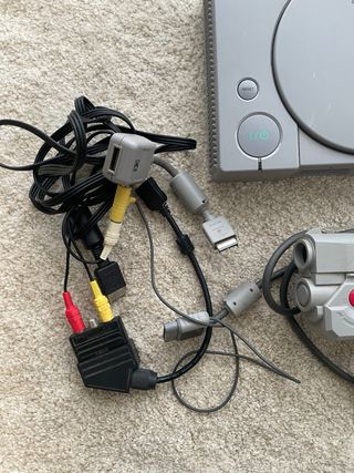 PlayStation 1 (PS1) con pistola Namco e due controller